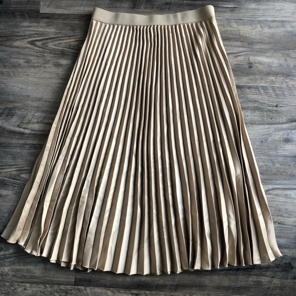 H&M Beige Pleated Skirt